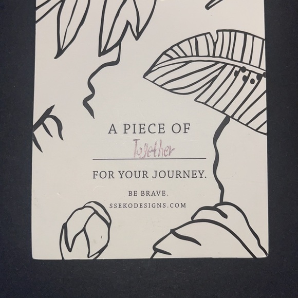 New- Sseko Designs Elephant Charm yellow gold - Picture 3 of 4